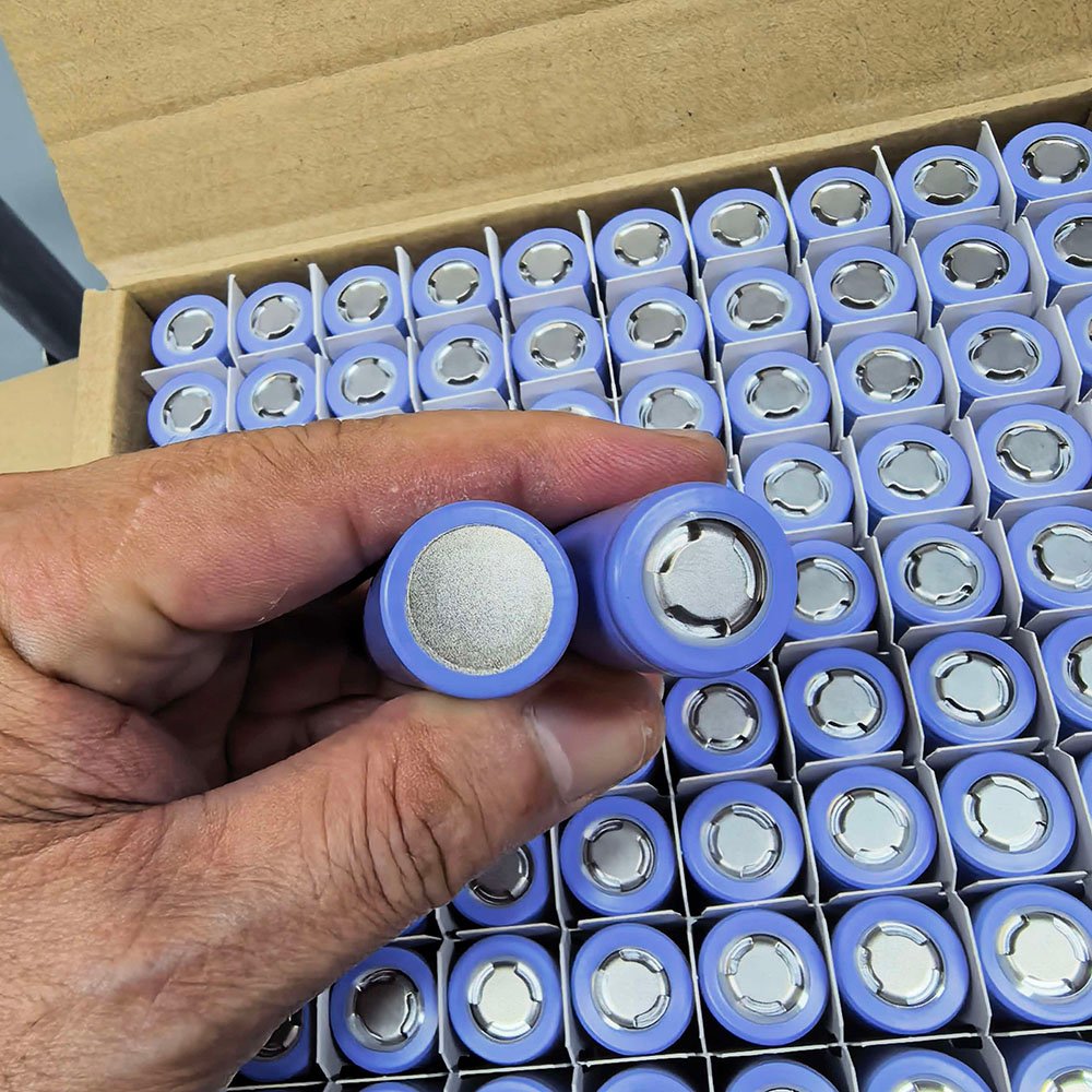 EVE INR18650/30PL 3000mAh 18650 battery showing positive and negative terminals