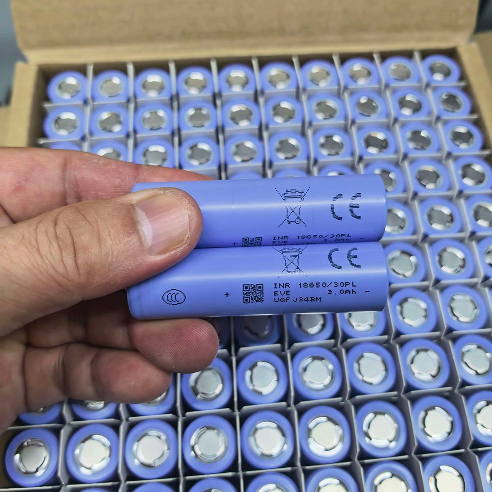 EVE INR18650/30PL 3000mAh 18650 battery cylindrical Li-ion cell front view