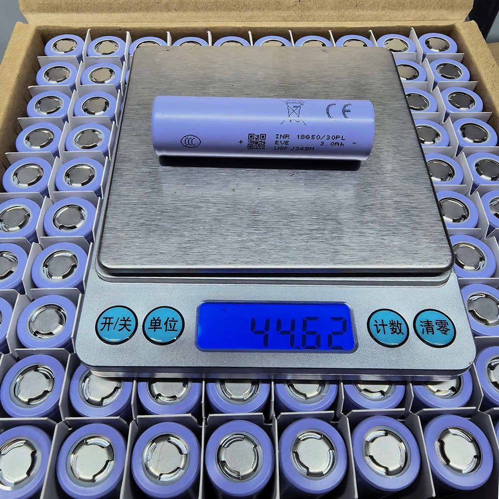 EVE INR18650/30PL 3000mAh 18650 battery weight check on digital scale