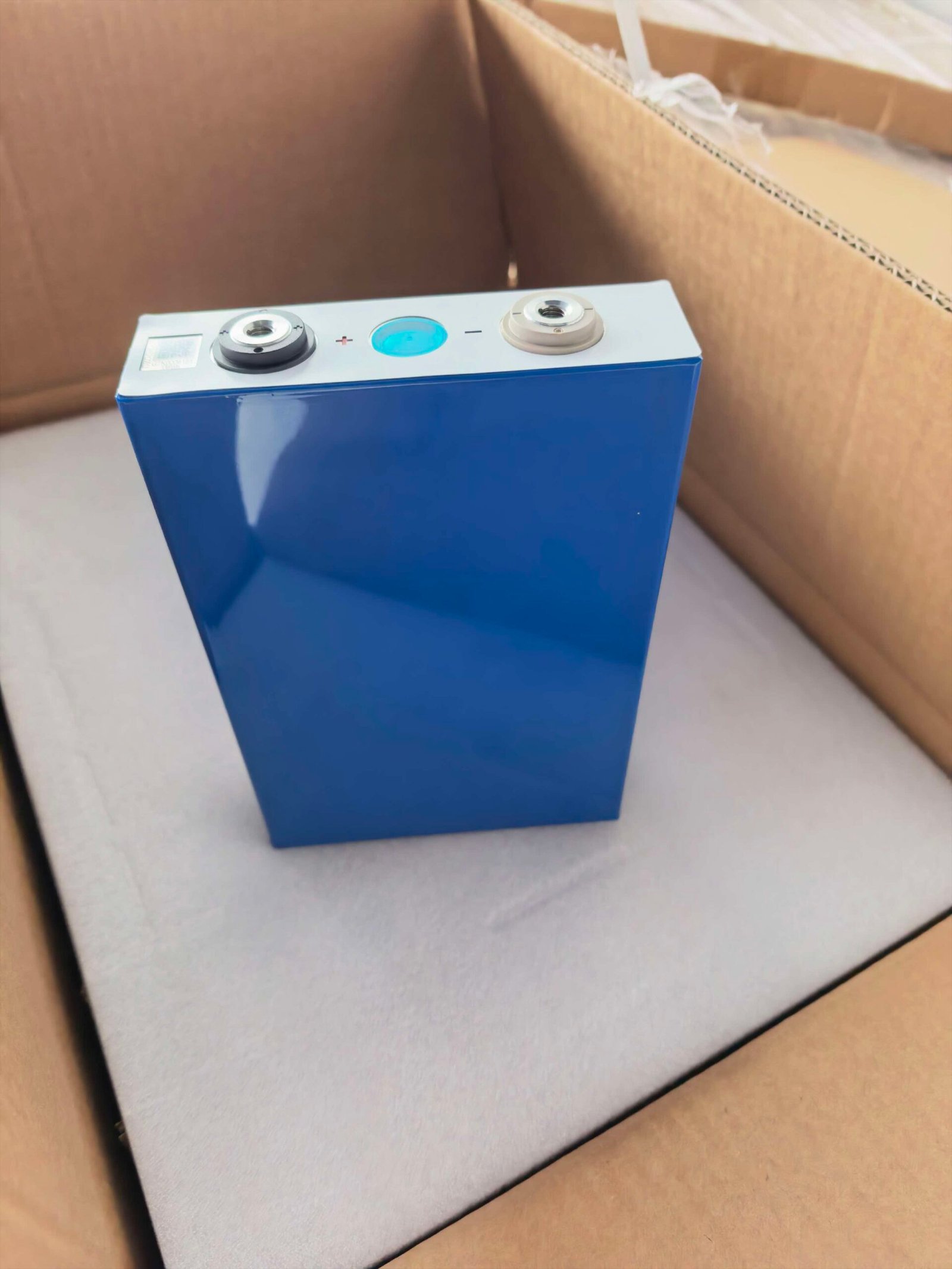 EVE LF105 3.2V 105Ah LiFePO4 prismatic cell with M4/M6 terminals