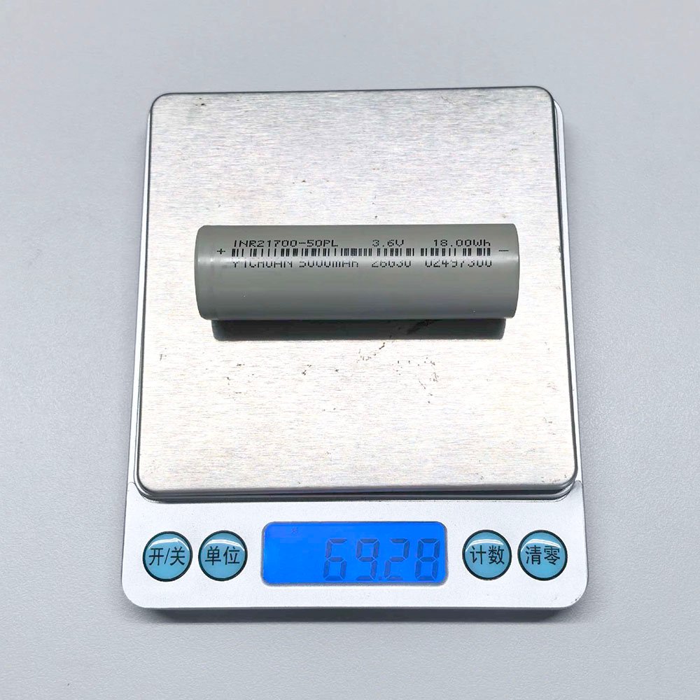 YICHUAN 21700 50PL 21700 lithium ion cell weight check on digital scale