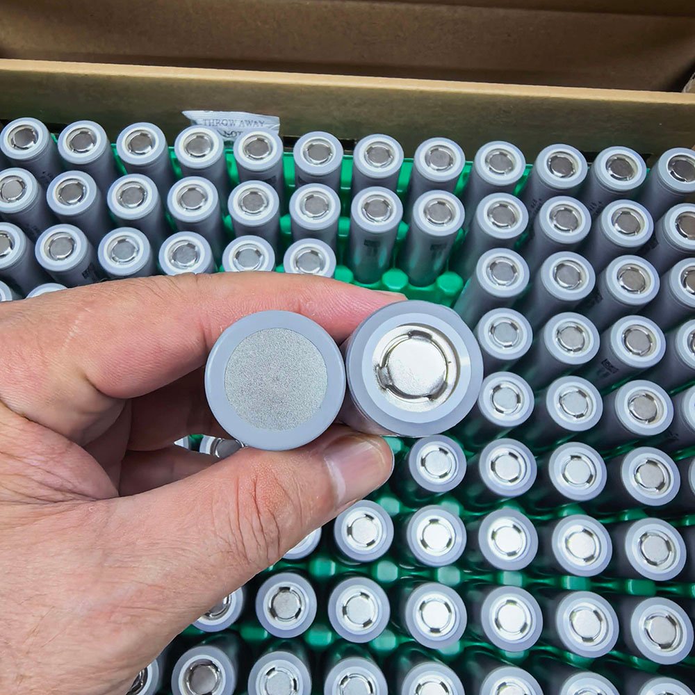 LinkData INR21700S-50P battery top and bottom view – positive and negative terminals, gray sleeve